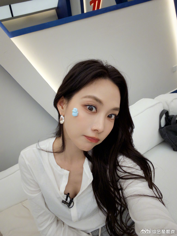 看王霏霏跳舞我是舒服的浪姐给王霏霏点辅导费吧  这么帅气又好看的舞蹈，真的是让我