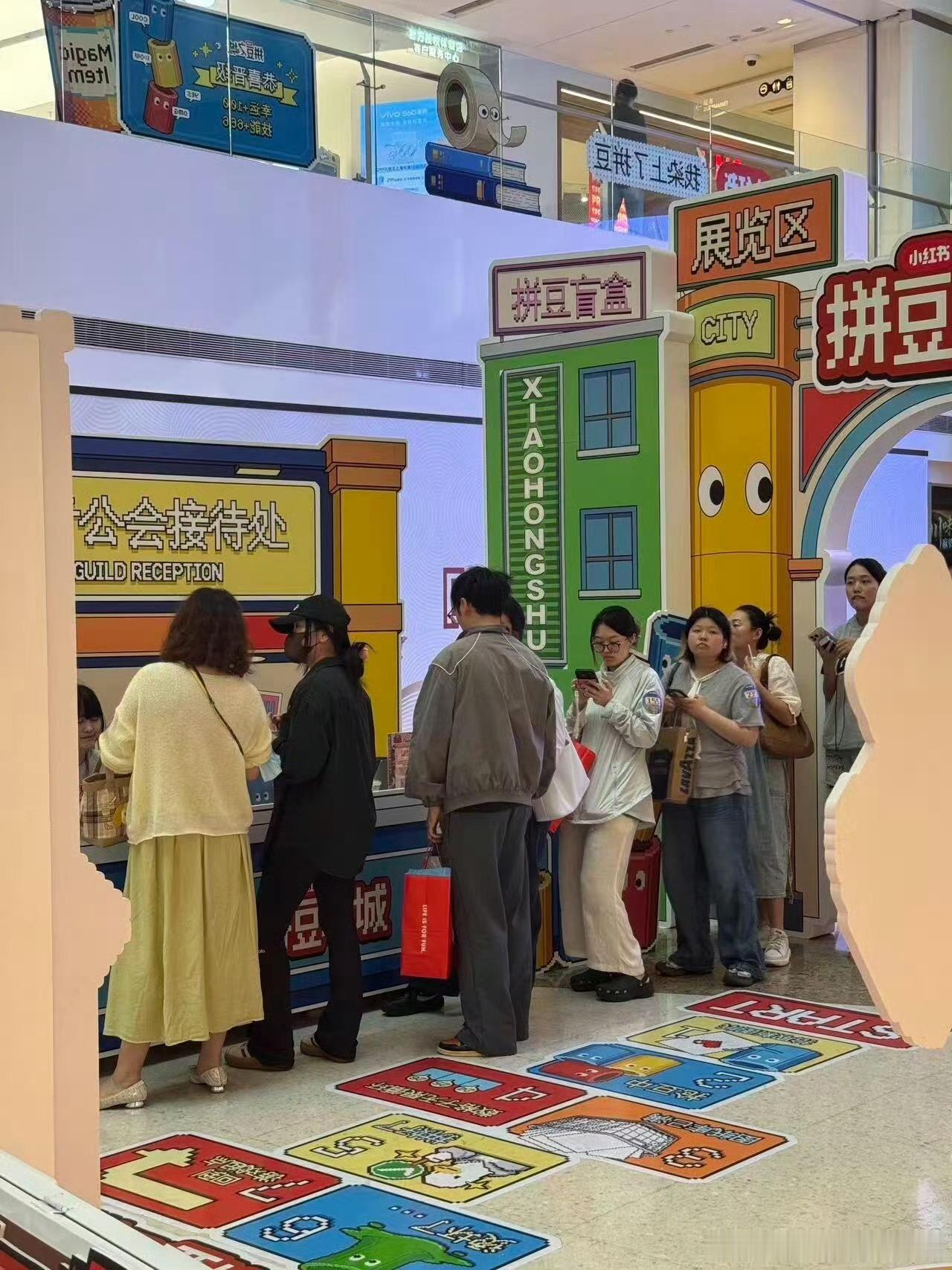 上海爷奶把拼豆戴成高定了上海老辈子拼起豆来没轻没重 享受手工带来的快乐，上海爷爷