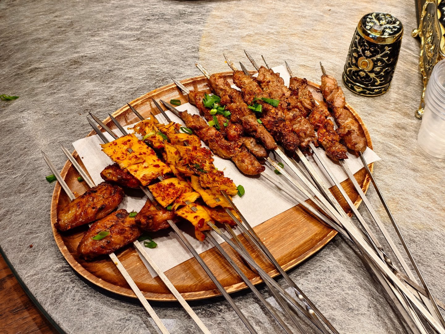 新疆，克拉玛依，哥来看你了！本地的羊肉串、馕、炒米粉终于是吃到了，人生的幸福感增