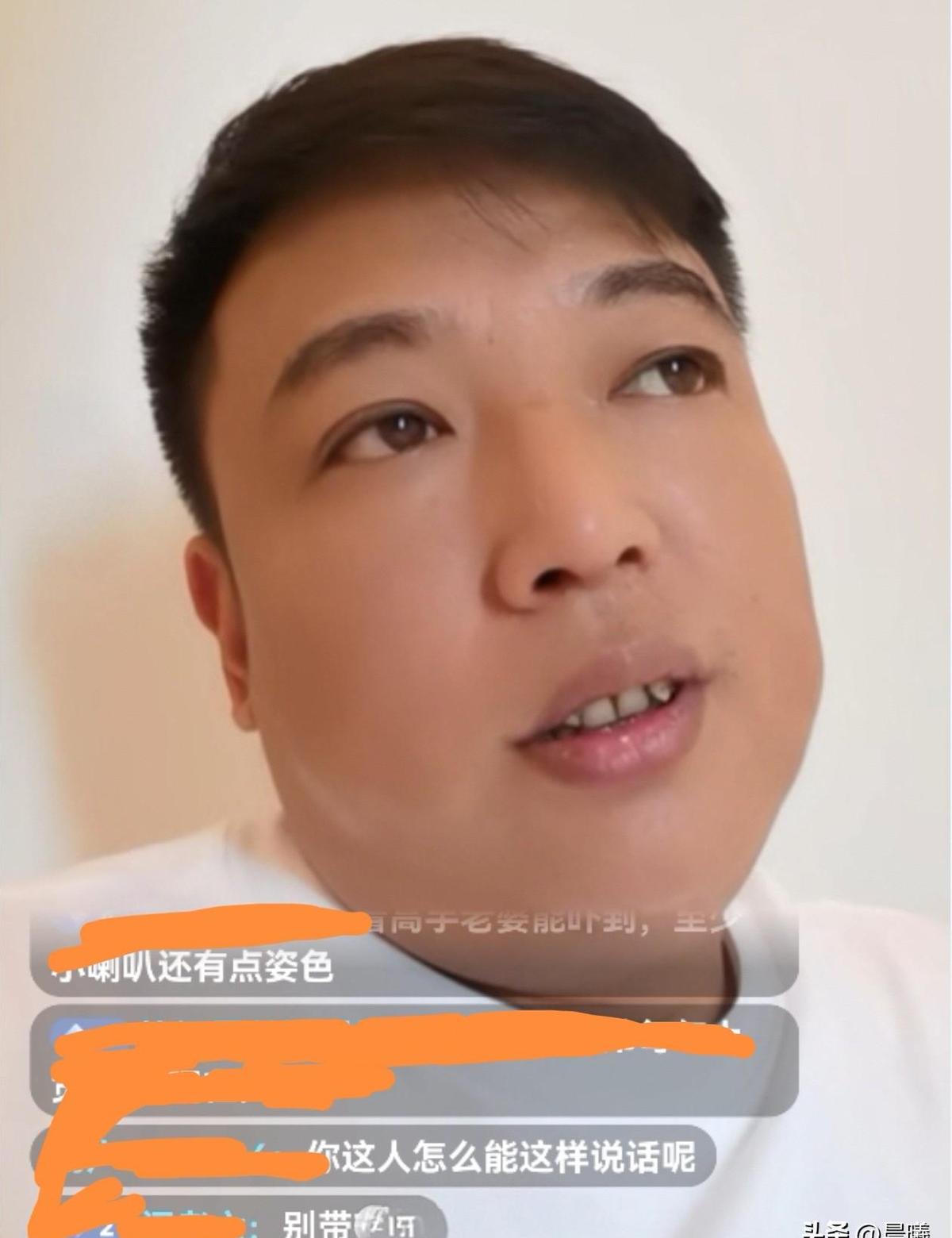 那天刷到一个美食主播，正揉着面团呢，突然弹幕就歪了。
有人开始起哄：“你老婆怎么