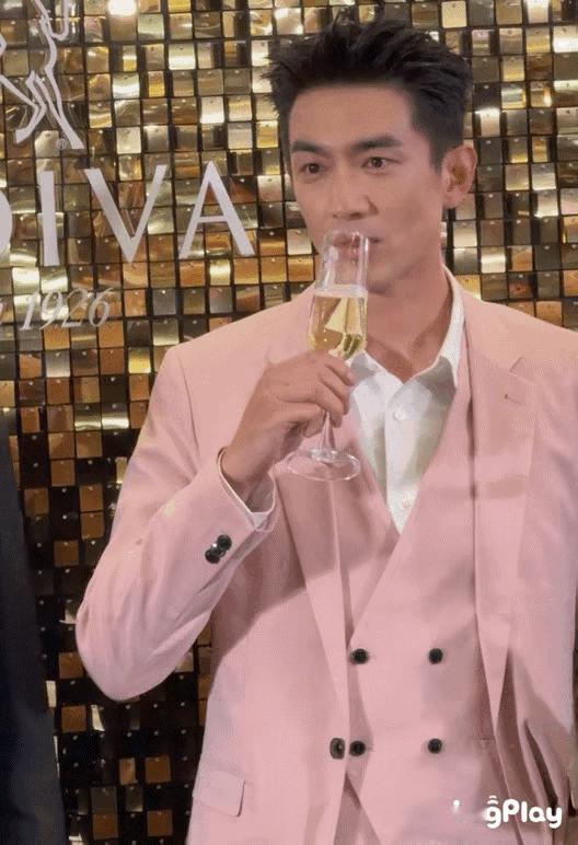 林更新竟然颜值回春了，活动现场看着脸都紧致了很多 