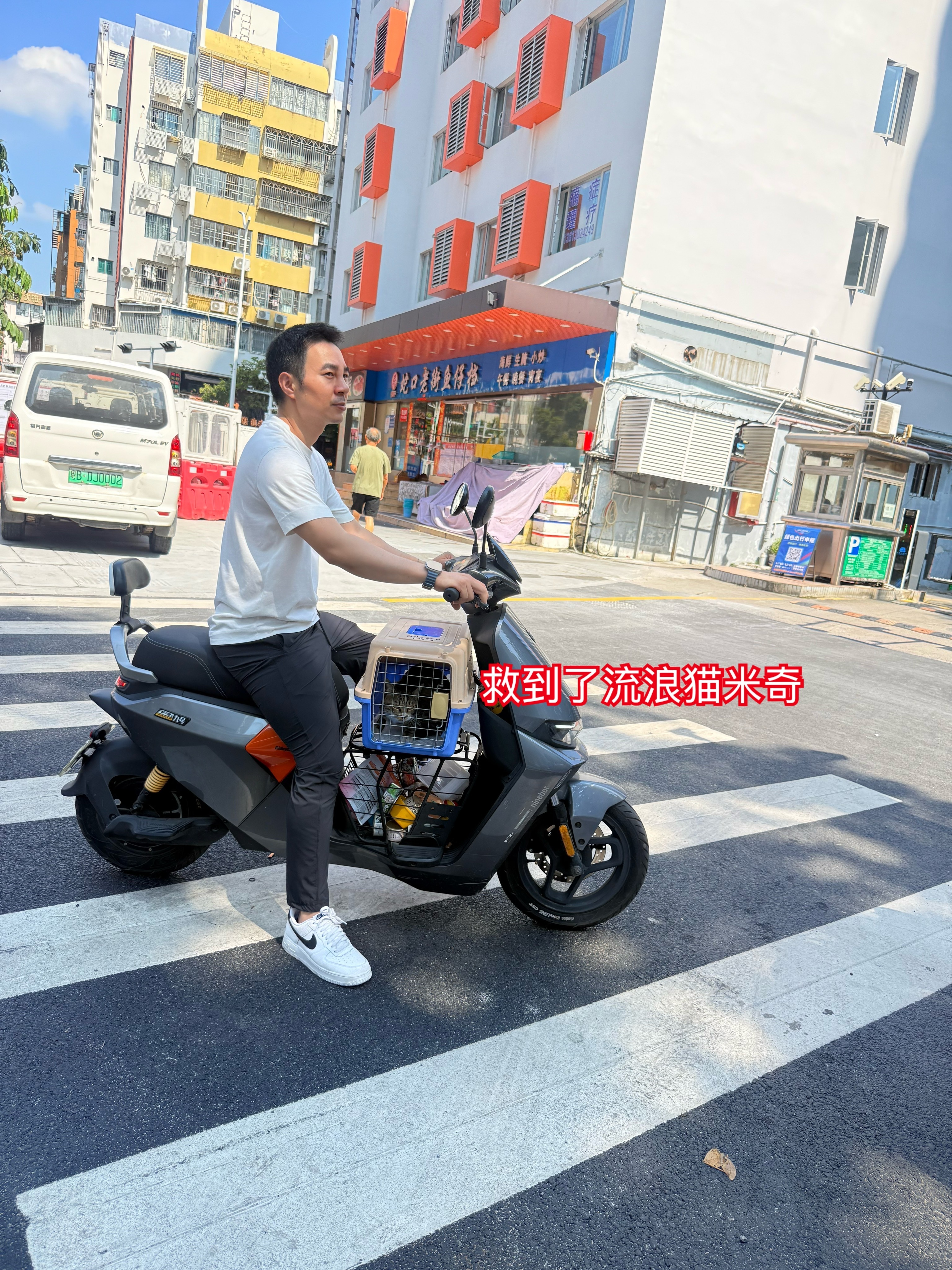 这温度再降就真的不礼貌了深圳热的要命，今天还是T恤短裤！[摊手]  ​​​