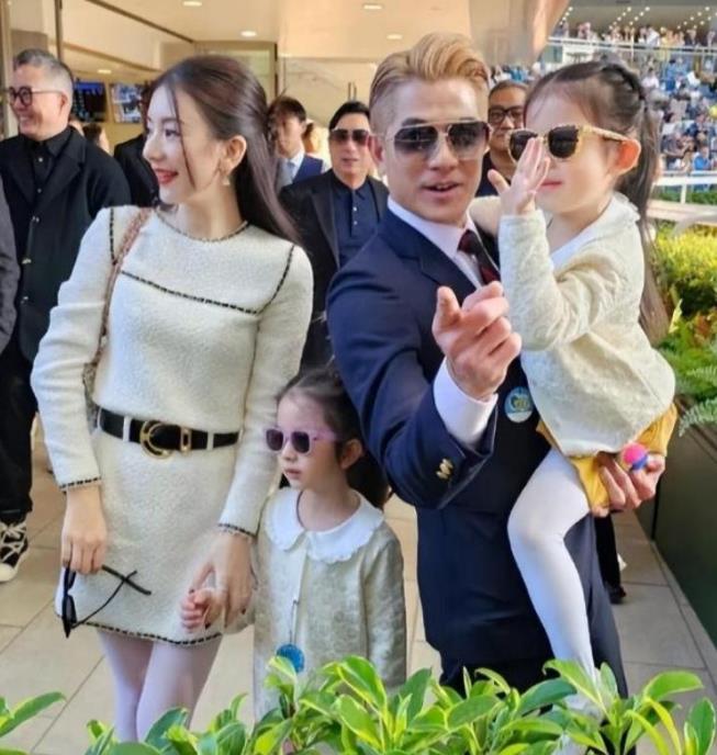 天呐！天王郭富城竟是这样的人？


  郭富城婚姻争议家人们，真不敢相信！曾经叱