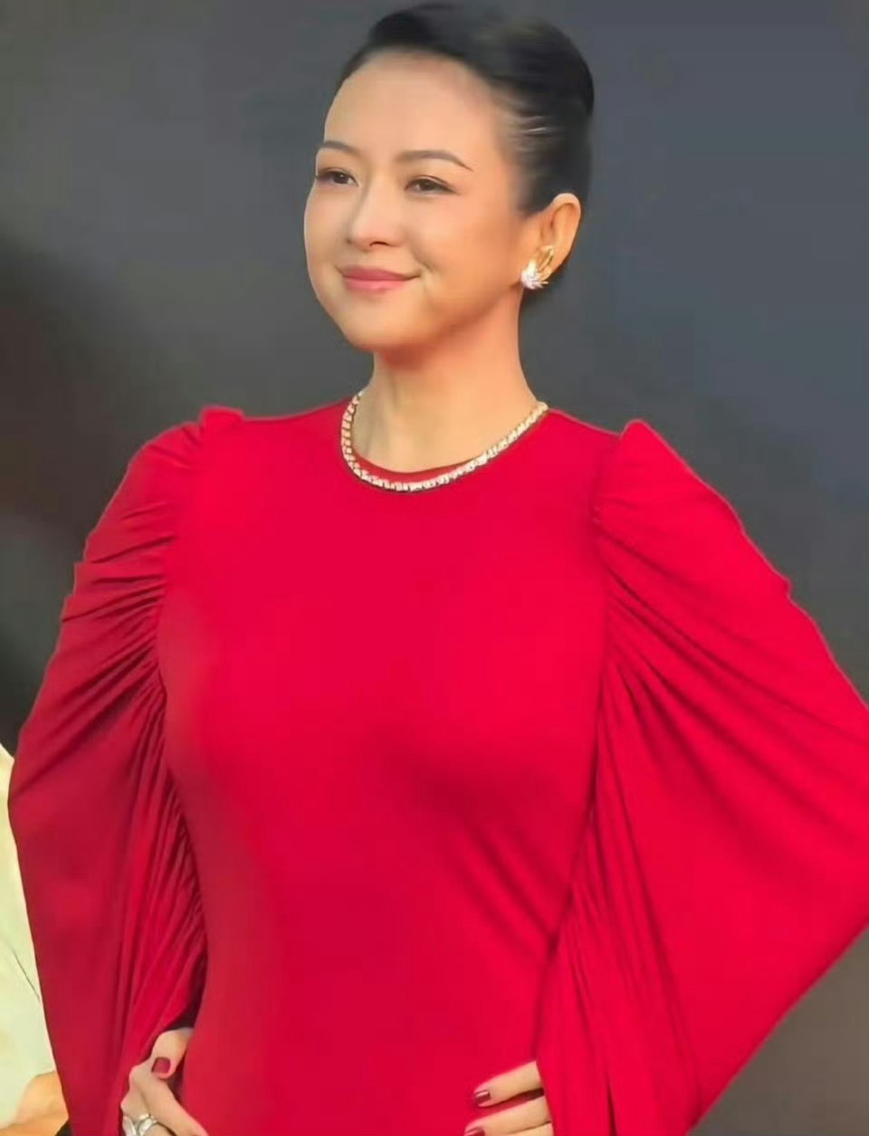 章子怡脸咋了 只有我觉得章子怡越来越像倪萍了吗？ 