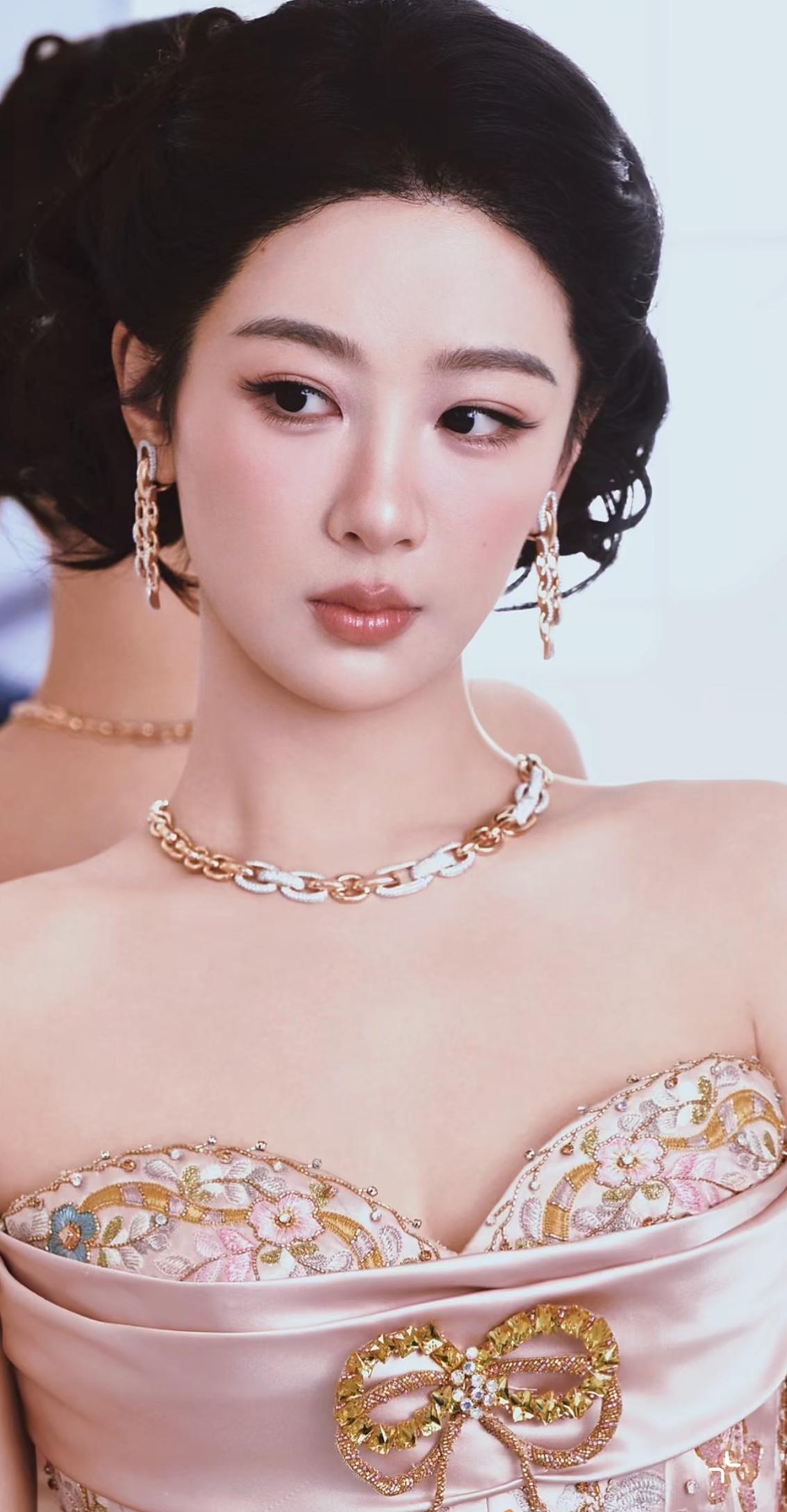 请大家放下手头工作，

一起来祝贺这位女明星，

终于不再是陪跑了！

连续三年