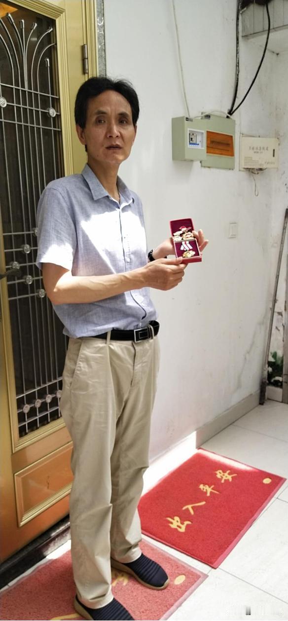 对越自卫反击战一等功臣张长海，潜伏3天3夜，不吃不喝，大小便随身排出。405战斗