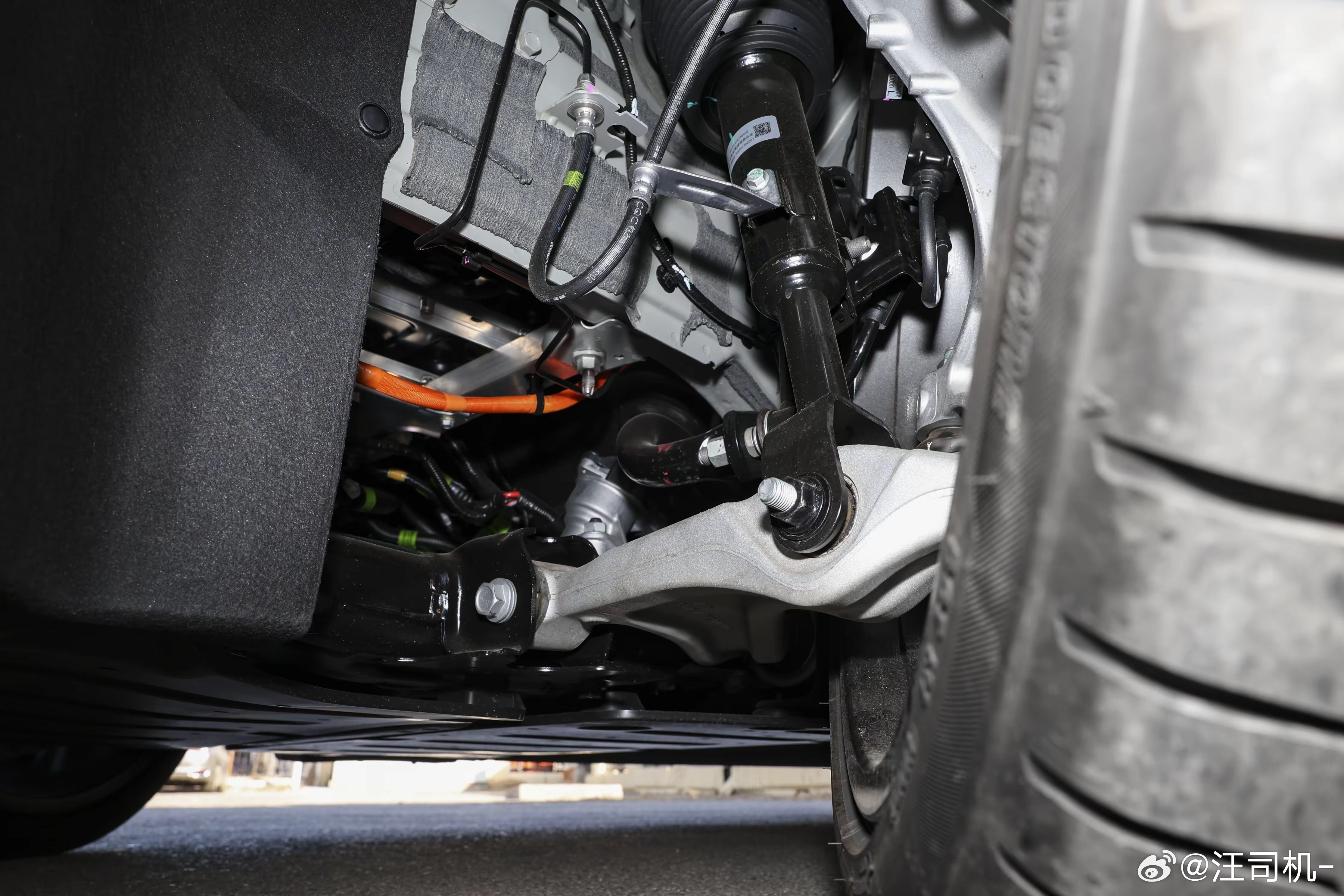 丰田铂智7和昊铂A800A800的副车架太宽，把下摆臂衬套吞进去了铂智7困于插电