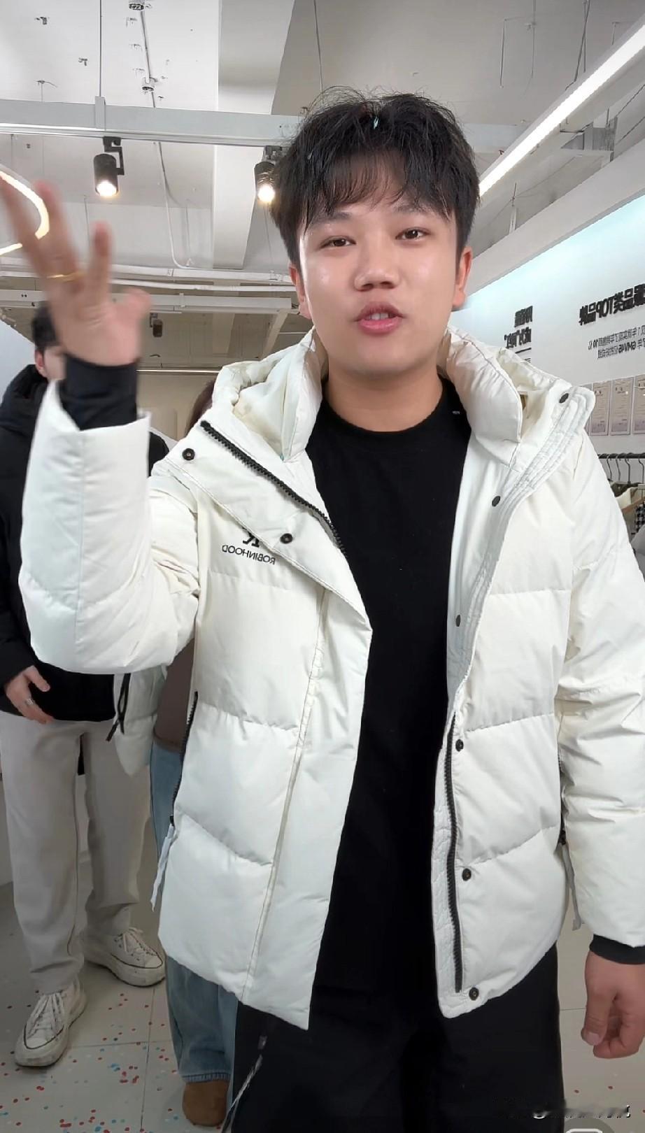 刚刚看到解清帅开播卖羽绒服，据说解清帅和梁静身上穿的这款明星服线下卖1899元，