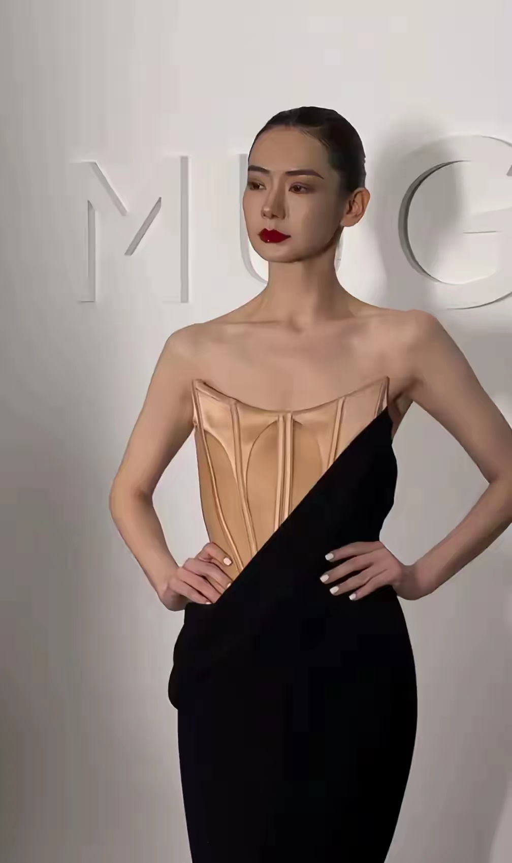 瘦成这样真的好看？既无美感，也不好看，瘦的过度了。啥事都是过犹不及，瘦过了也不是