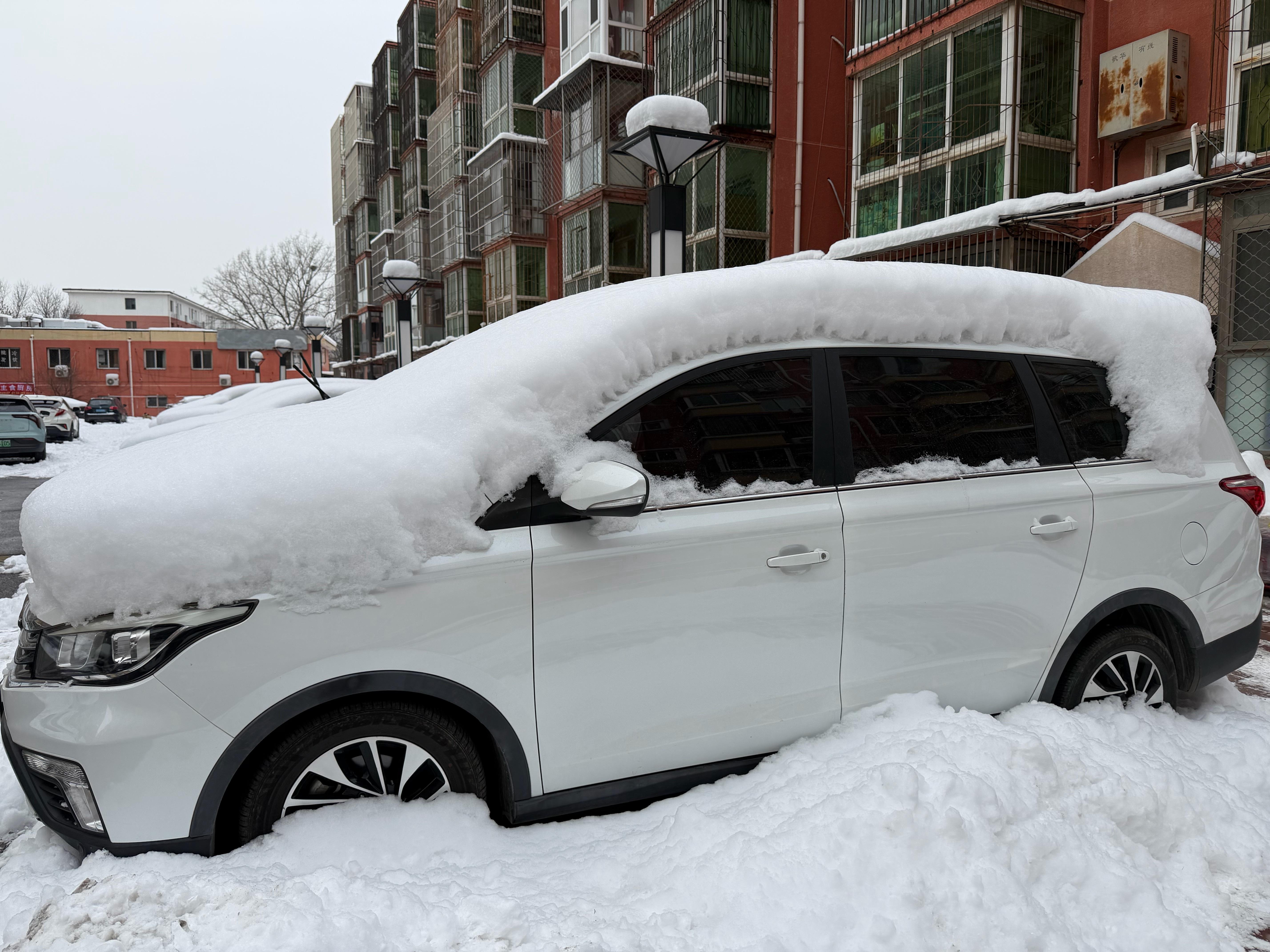 北京鹅毛大雪北京昨天的雪有多大？我发张图给大家直观感受下，这辆车上的雪是没有清扫