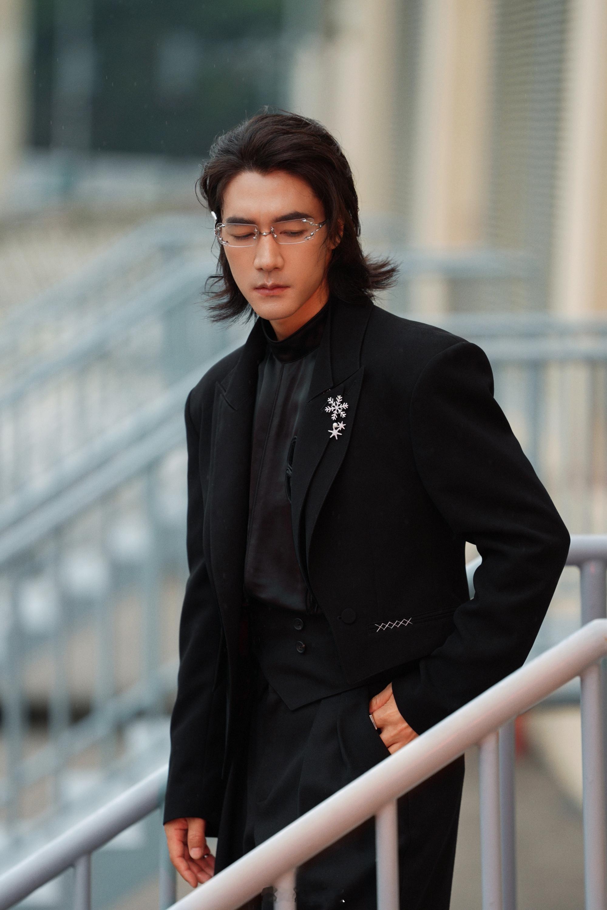 此沙一条蛇笑不活了！此沙这签名长度绝了，又帅又有节目效果，别人签名认人，他这是纯