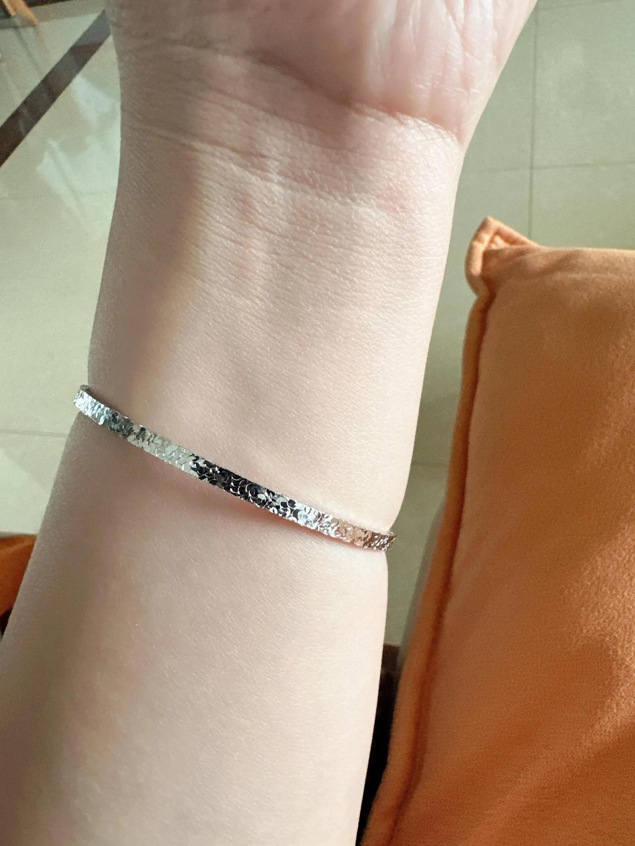 黄金买不起，买了人生中的第一个铂金手镯。