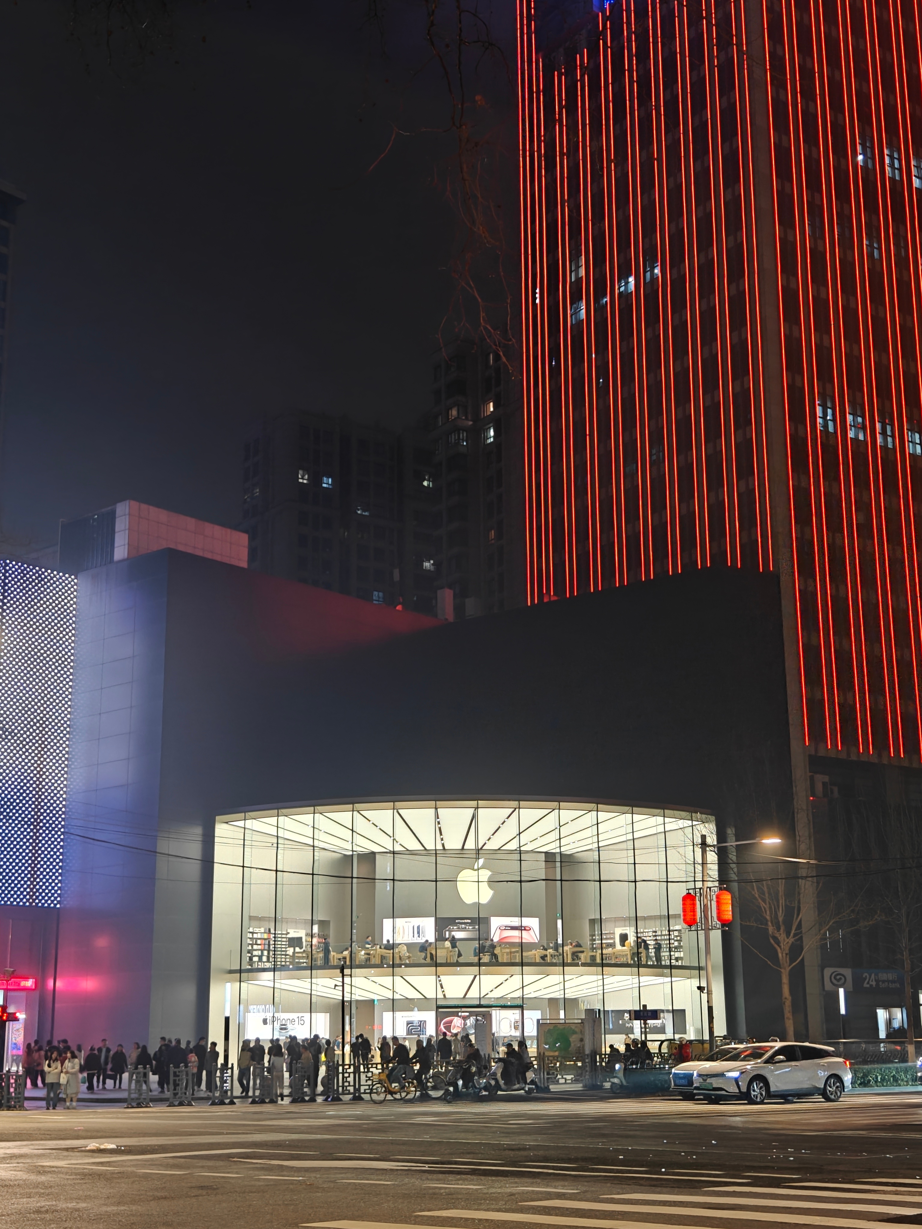 我发现苹果Apple Store在选址开店方面还真的挺会选的，基本都是开在最贵，
