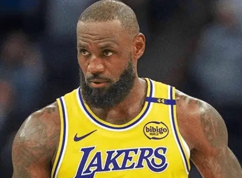 在横跨17年的纪录面前，詹姆斯做出了做詹姆斯的决定。他从来没有变过，这就是我爱的