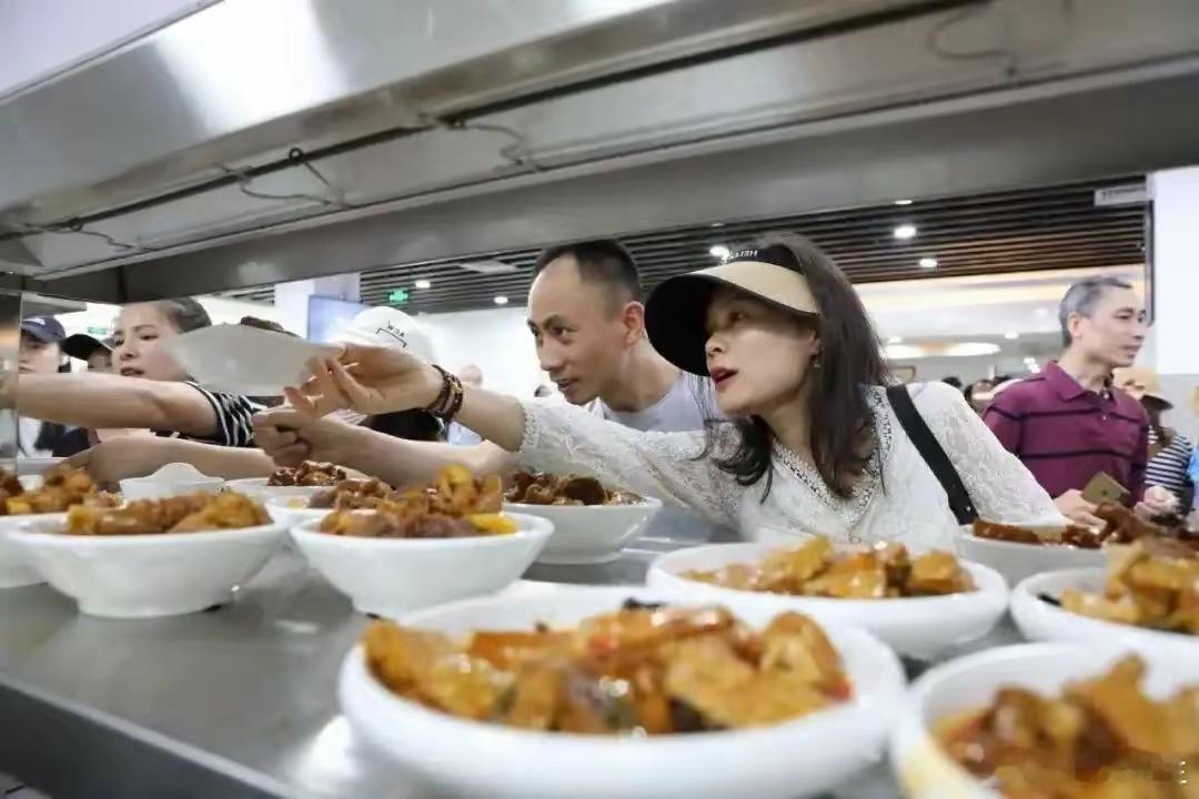 重庆荣昌区这波算是接住卤鹅哥的流量了吗？区政府的机关食堂都对游客开放了，太火爆了