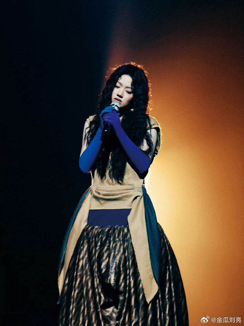 单依纯向日葵舞台打光神了 好美的打光和舞台…整个舞台设计能感受到很认真又用心，完