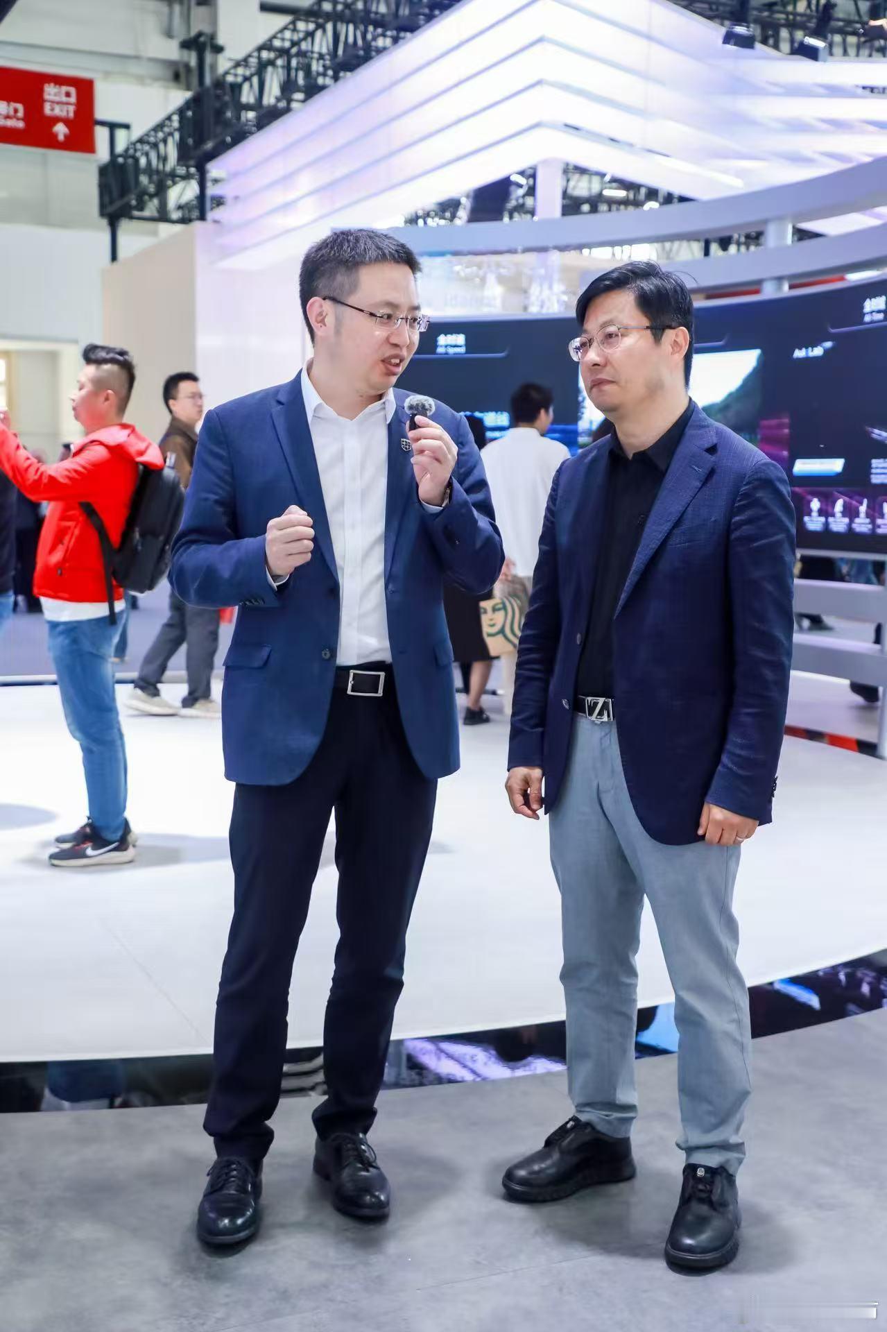4月26日，奕境汽车品牌总经理曾清林与华为智能汽车解决方案BU CMO程秋涛在华