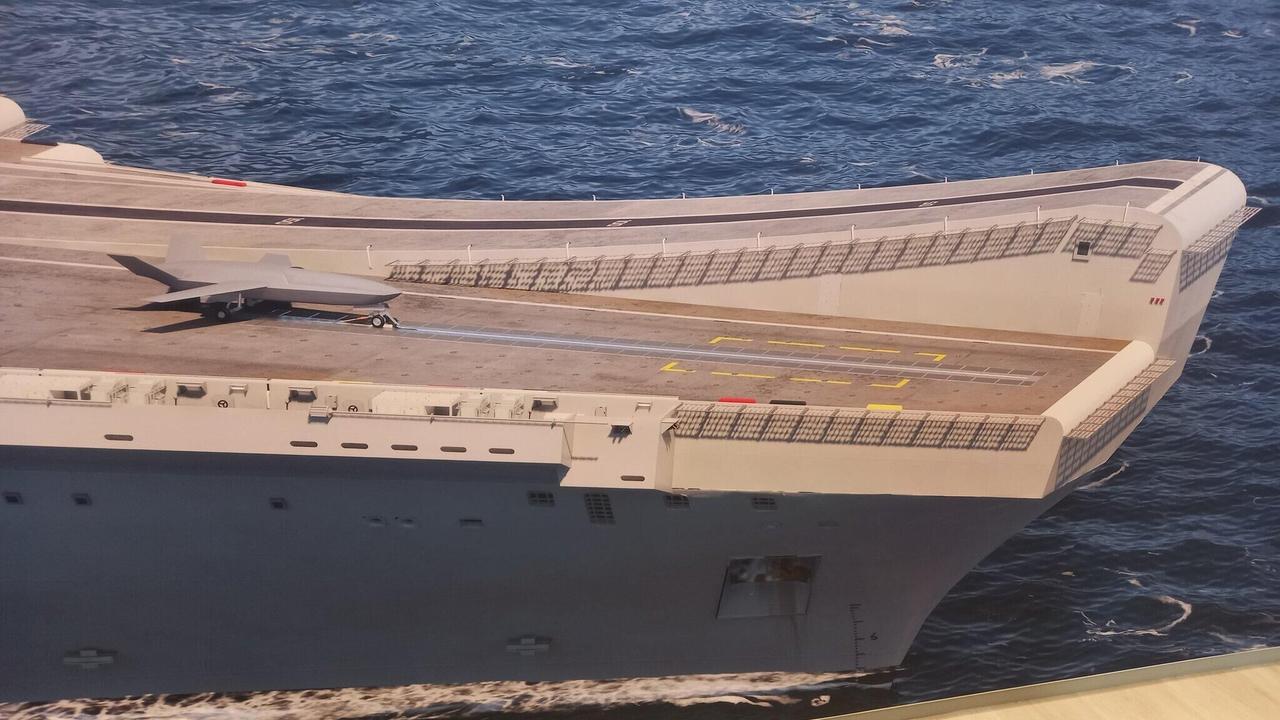 美国向英国航母推销电磁弹射器，改造为类似076两栖攻击舰？7月23日，在英国范堡