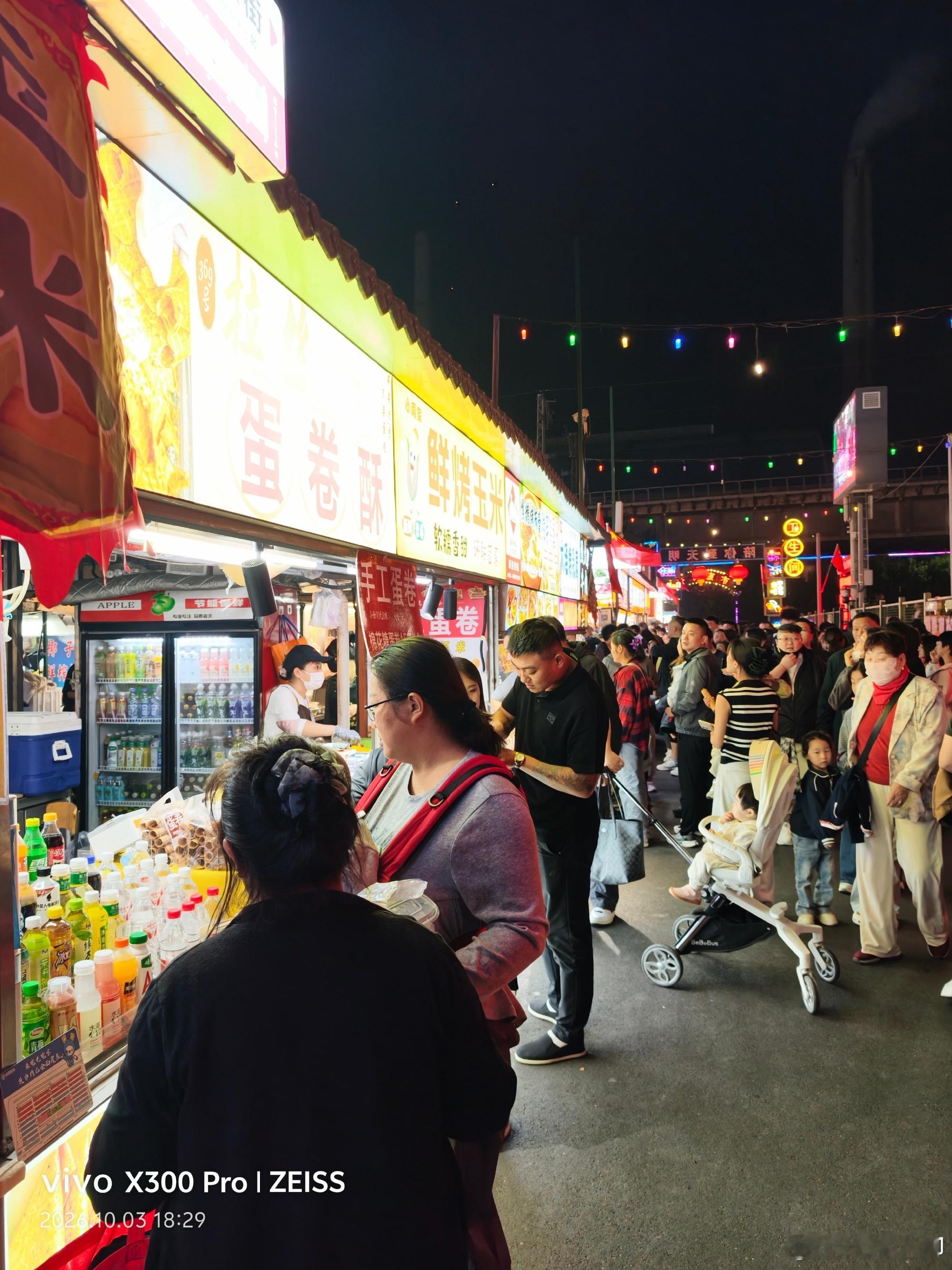据说这是全国最大的夜市，环联夜市，万家商铺！秩序不错，也很卫生，到济南旅游的可以