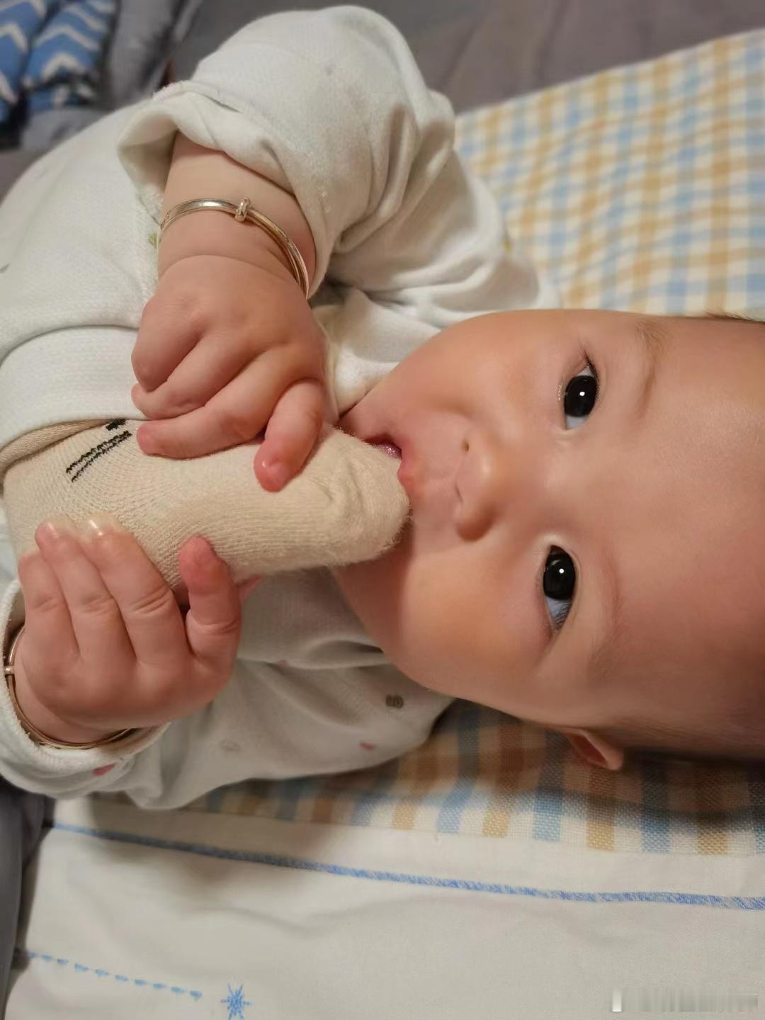 到了肯脚趾的年龄了，啃得那叫一个香[允悲]#萌娃养成记# #带娃日常# ​​​