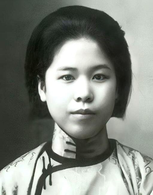 1947年，特务们将杨虎城的夫人谢葆真牢牢捆住，脱下她的裤子后，用针头扎进她的大