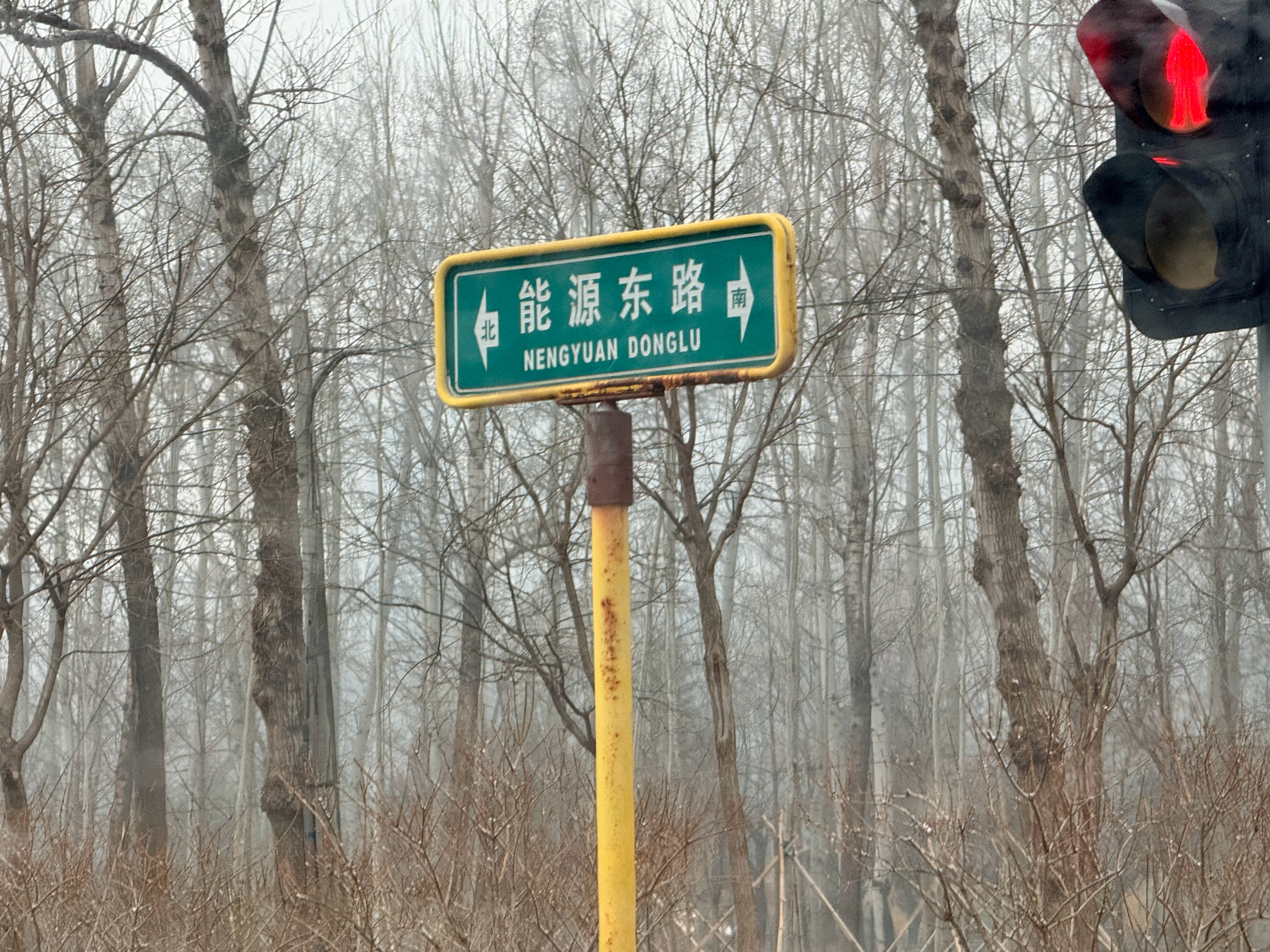 刚前面有个车掉头，我就让了一下前车，这个车在后面嫌慢，滴滴滴喇叭按个不停，然后红