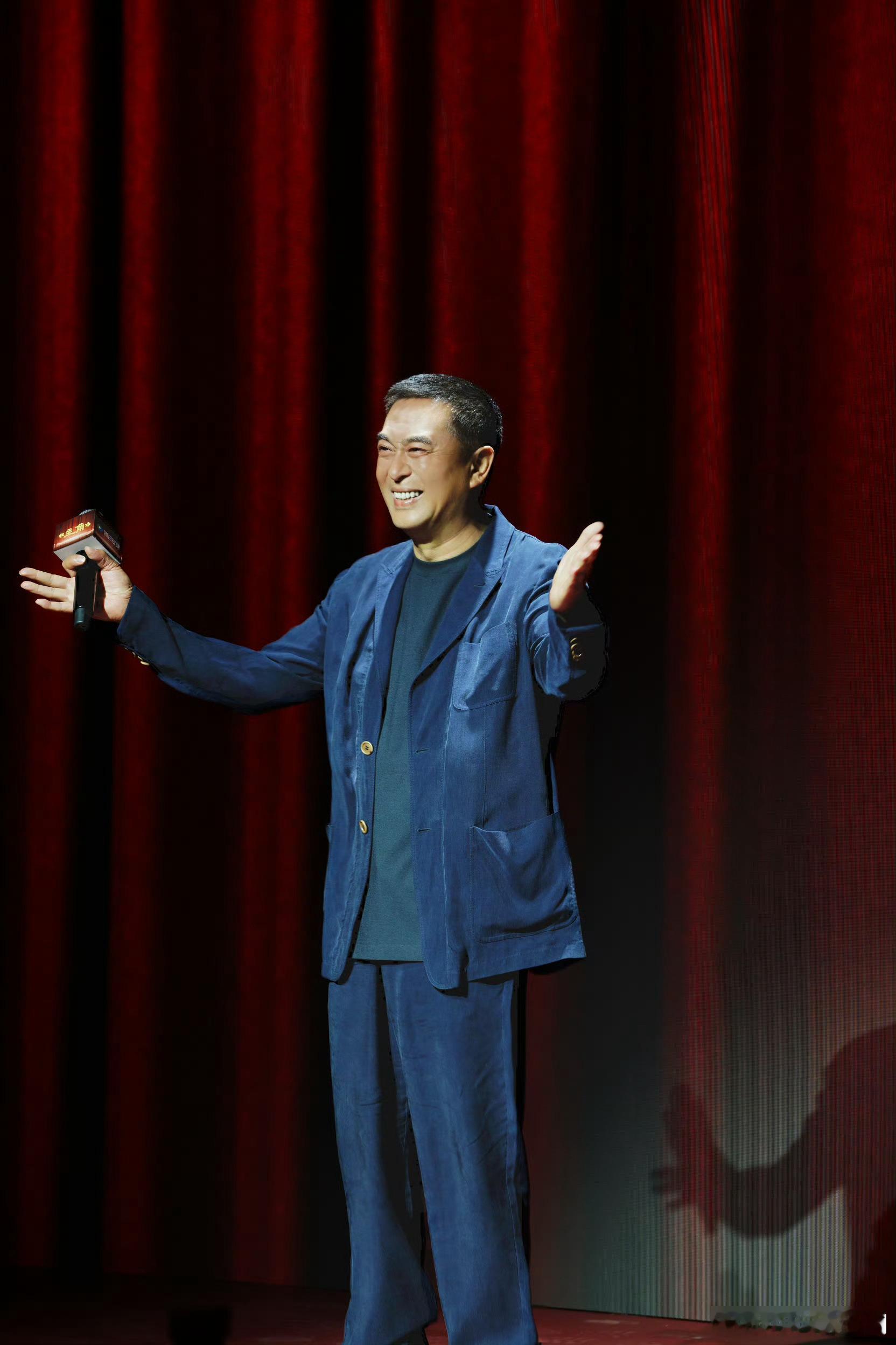 谁还没重温张嘉益歌手总决赛名场面！硬汉长相搭配温润沙哑嗓音，随性松弛的台风，跨界