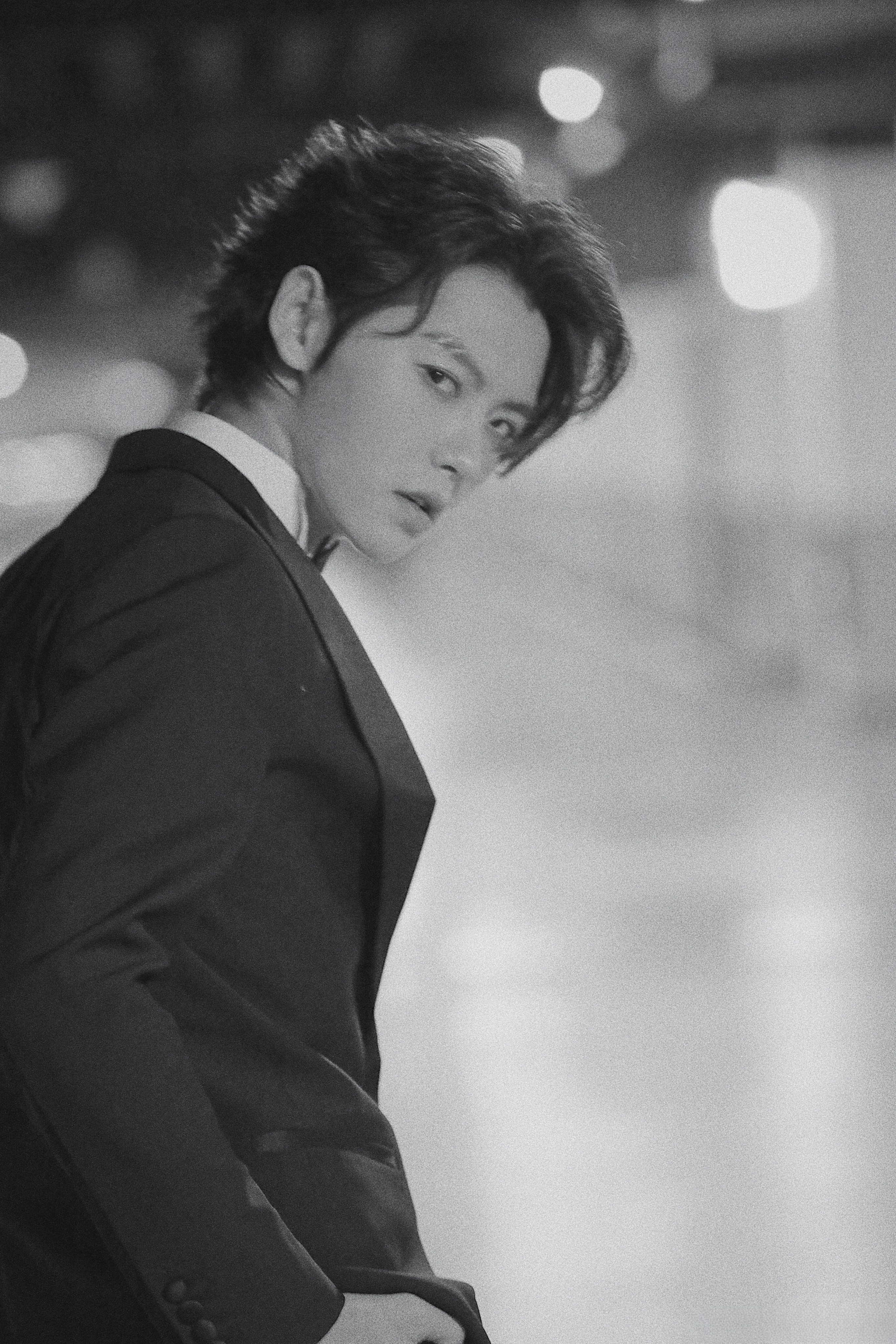 肖宇梁哥穿着西装打着领结 有种新郎即视感. 