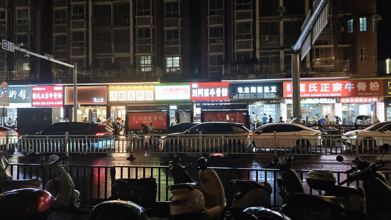 发现了吗，感觉景德镇除了陶瓷店就是牛骨粉店，一条路上隔两三家店就有一家牛骨粉点，
