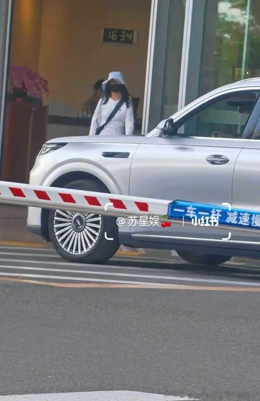 路人偶遇被杨紫美貌征服没有见过的她的人永远不会懂，什么叫美到失语。 