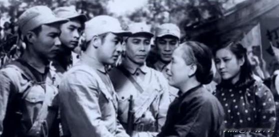 1940年，山东一位大娘给八路军做了小米饭，饥饿的战士们狼吞虎咽，然而他们突然发