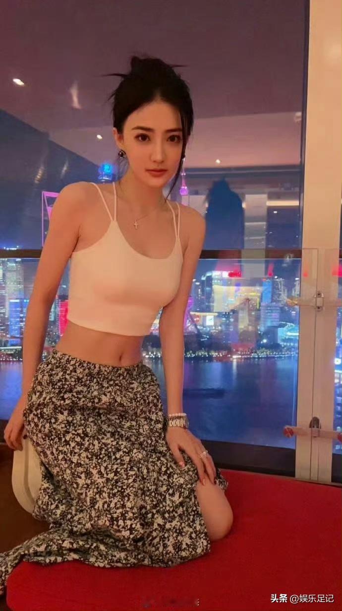 徐璐跪地式的吊带太有魅力了 ​，果然被征服的女人更有魅力[星星眼][星星眼]