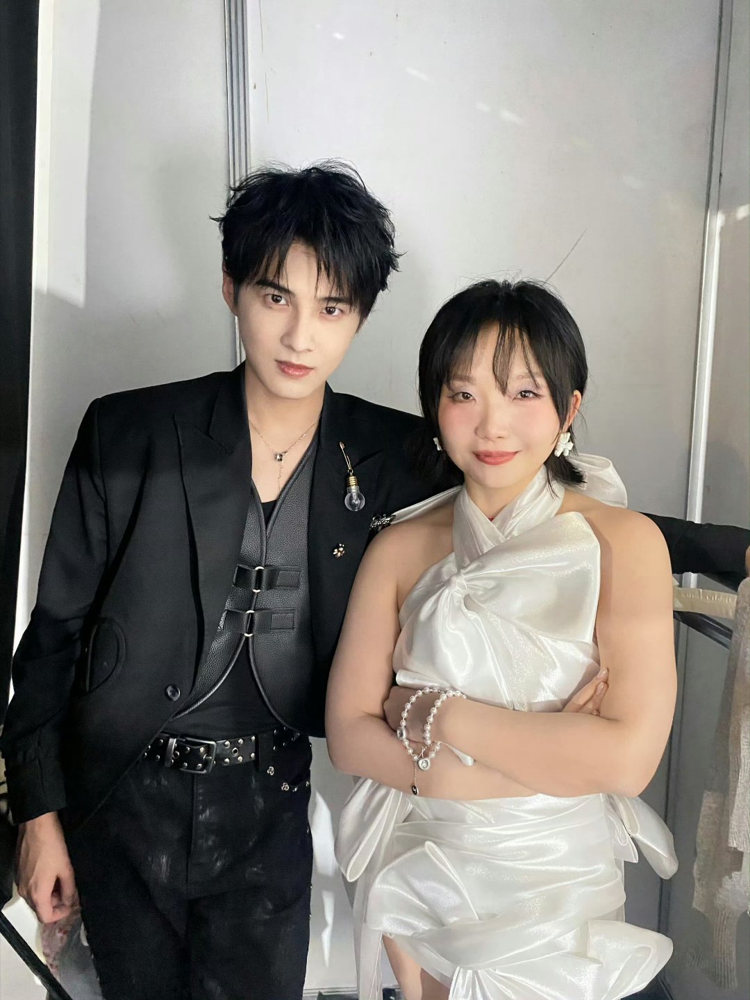 古子成 拍完你的拍你的古子成在后台化身“人形立牌”，拍完你的拍你的！《来战》群像