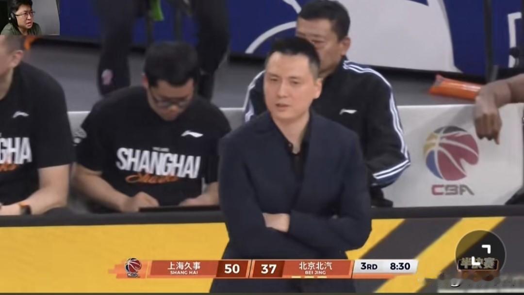 CBA季后赛半决赛G1上海久事主场险胜北京北汽1-0领先。
  5月15日晚，C