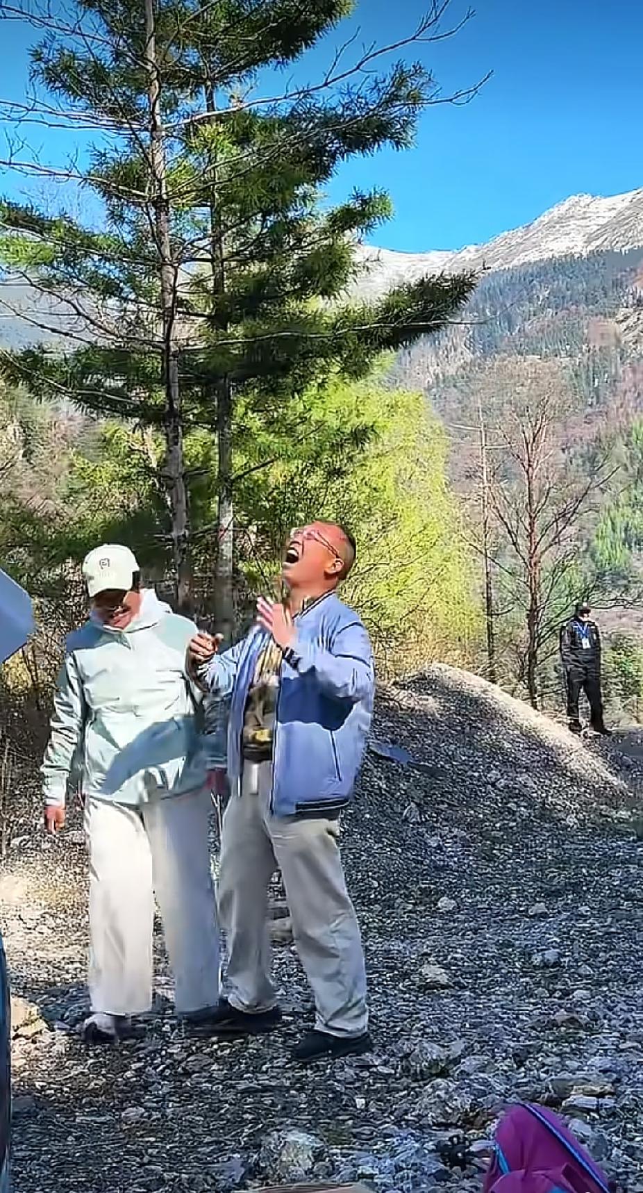 正在爬山游玩的一名女子，突然听到前面有喊山的声音，女子听着听着就泪流满面了。
