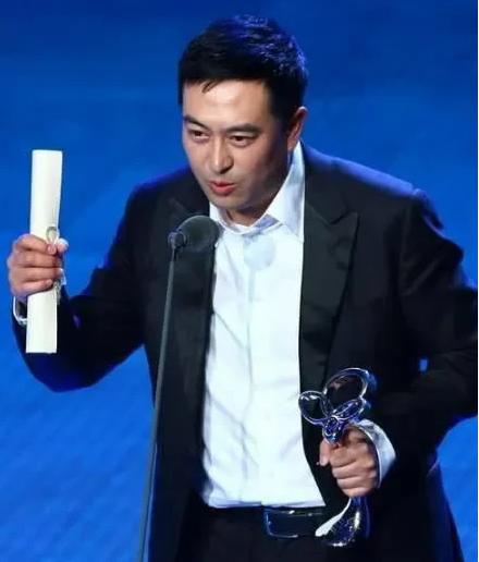 张嘉译成名后，给现任妻子王海燕买了一套7000万的豪宅和一辆200万的豪车。记者