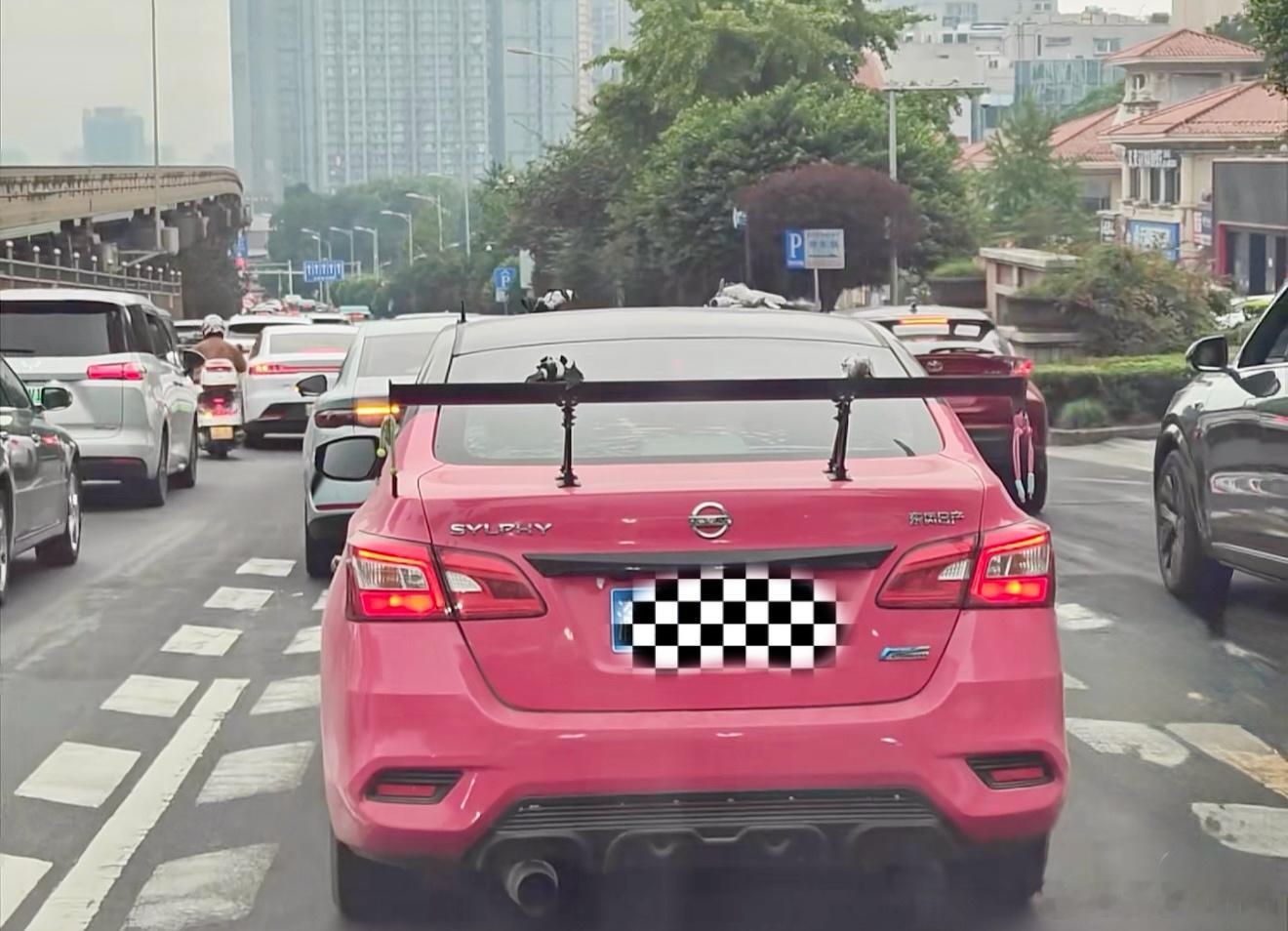 请问一下，这款车加这个尾翼、改这个排气管有什么作用？能提升动力吗？ ​​​