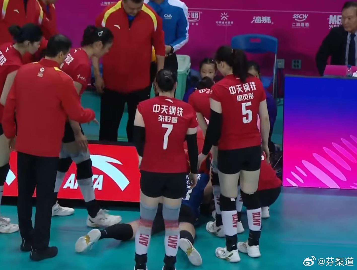 排超联赛江苏中天钢铁女排吓一跳，倪非凡，应该没大事 