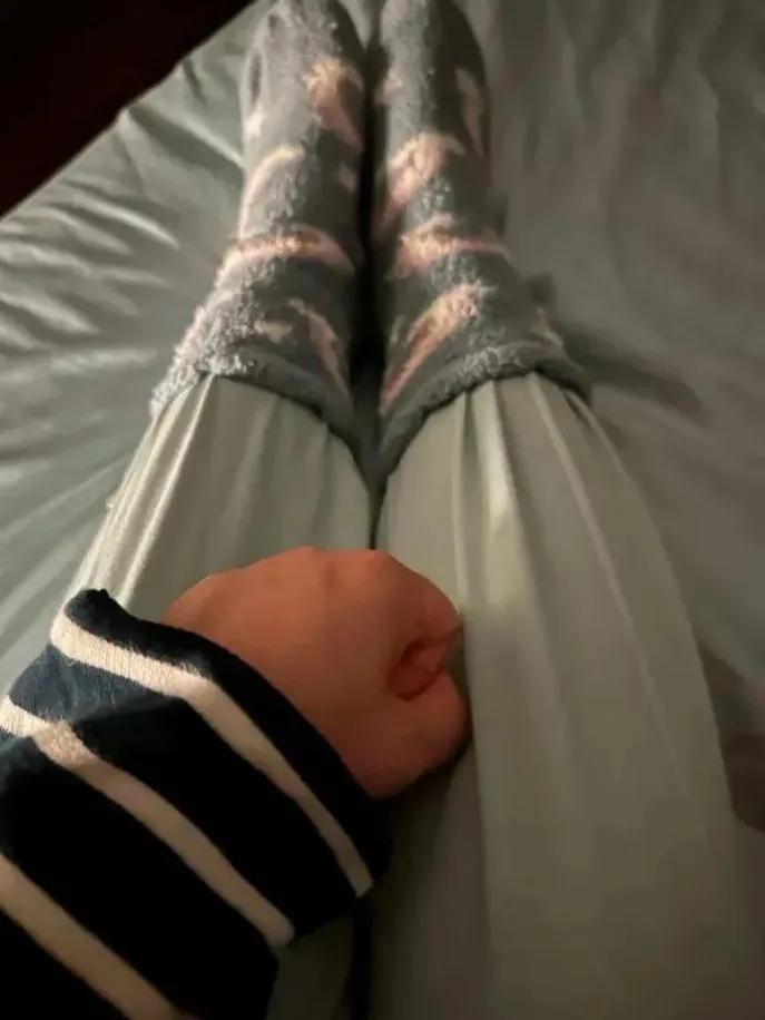 这天气简直要命！老公短裤背心吹空调，我却裹着长袖长裤厚袜子躲在小房间——就这还手