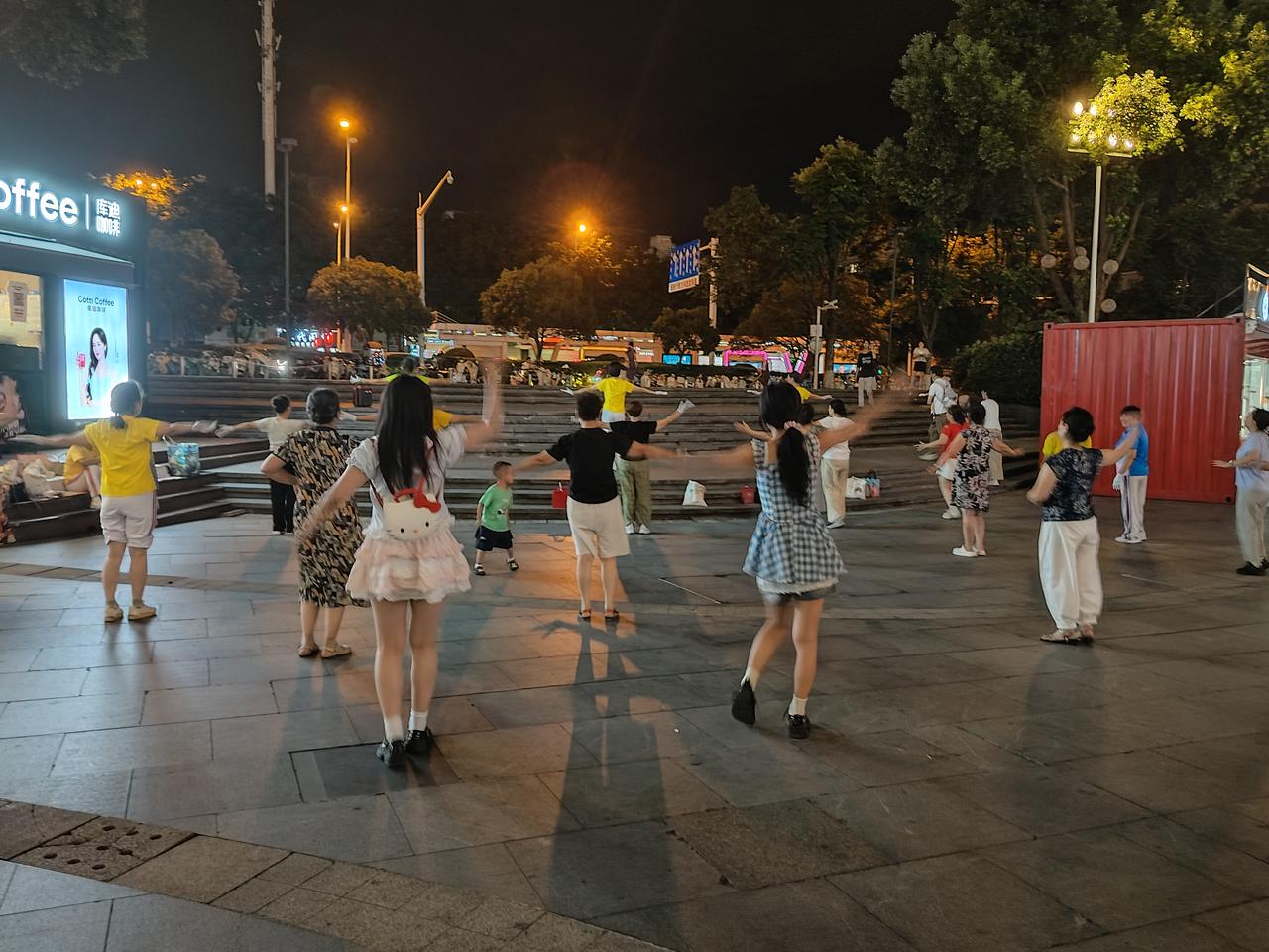 巿民夏夜生活丰富多彩
2026年7月18日拍摄于武汉保利时代广场