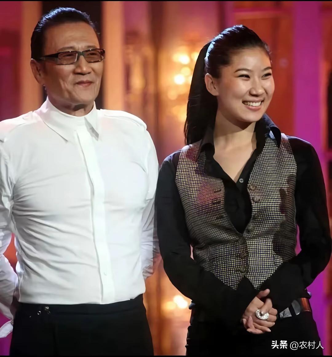 这应该是娱乐圈内最早的爷孙恋吧，COCO这口味也太重了吧！我感觉她心里有点变态，