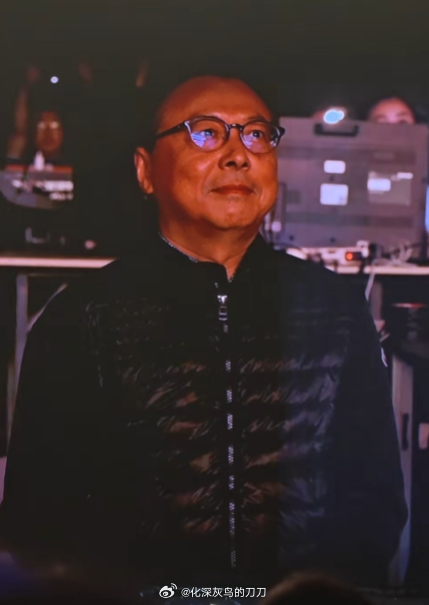 安栋老师果然穿了羽绒服皮孩子让他下次穿军大衣笑疯了！周深贵阳演唱会