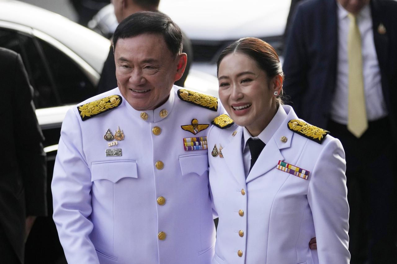 泰国保守派喊出“巴育回归”口号，他信父女被逼到墙角，军方重掌大权已是大势所趋？