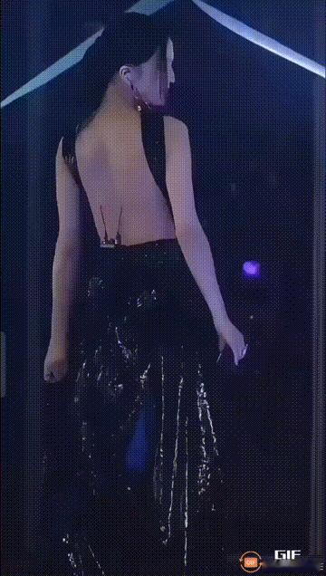 张韶涵想通了
风格大变
在演唱会上居然
穿着高叉裙
腿两侧开叉几乎高到腰部
后背