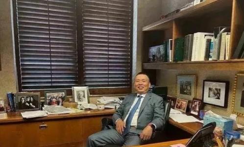 1999年，段永平把步步高拆成三家公司，陈明永搞视听业务，成了OPPO；沈炜管通