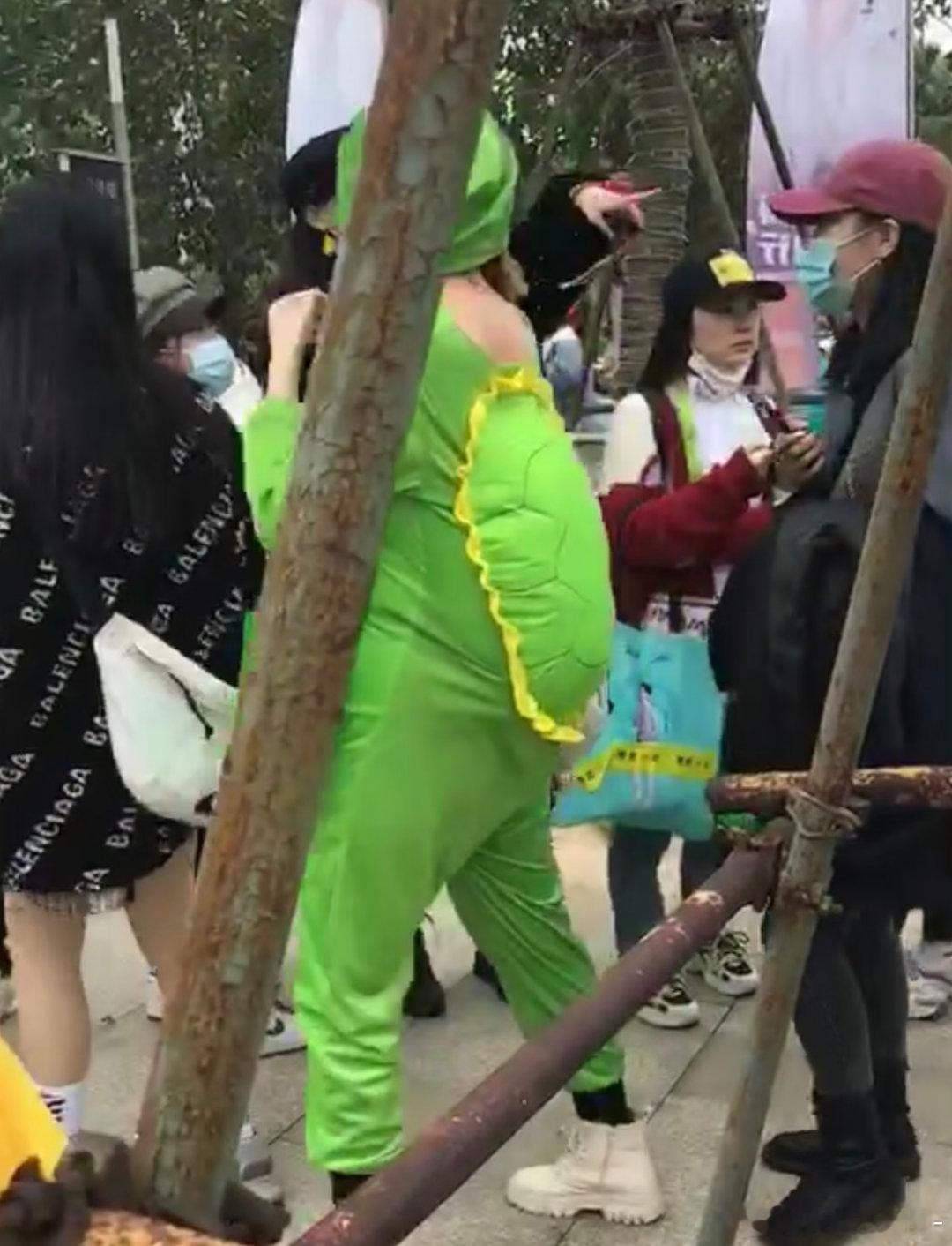 翻到早期玐们参加线下的照片啊哈哈哈哈 直接把乌龟服穿身上 太有种了吧[允悲][允