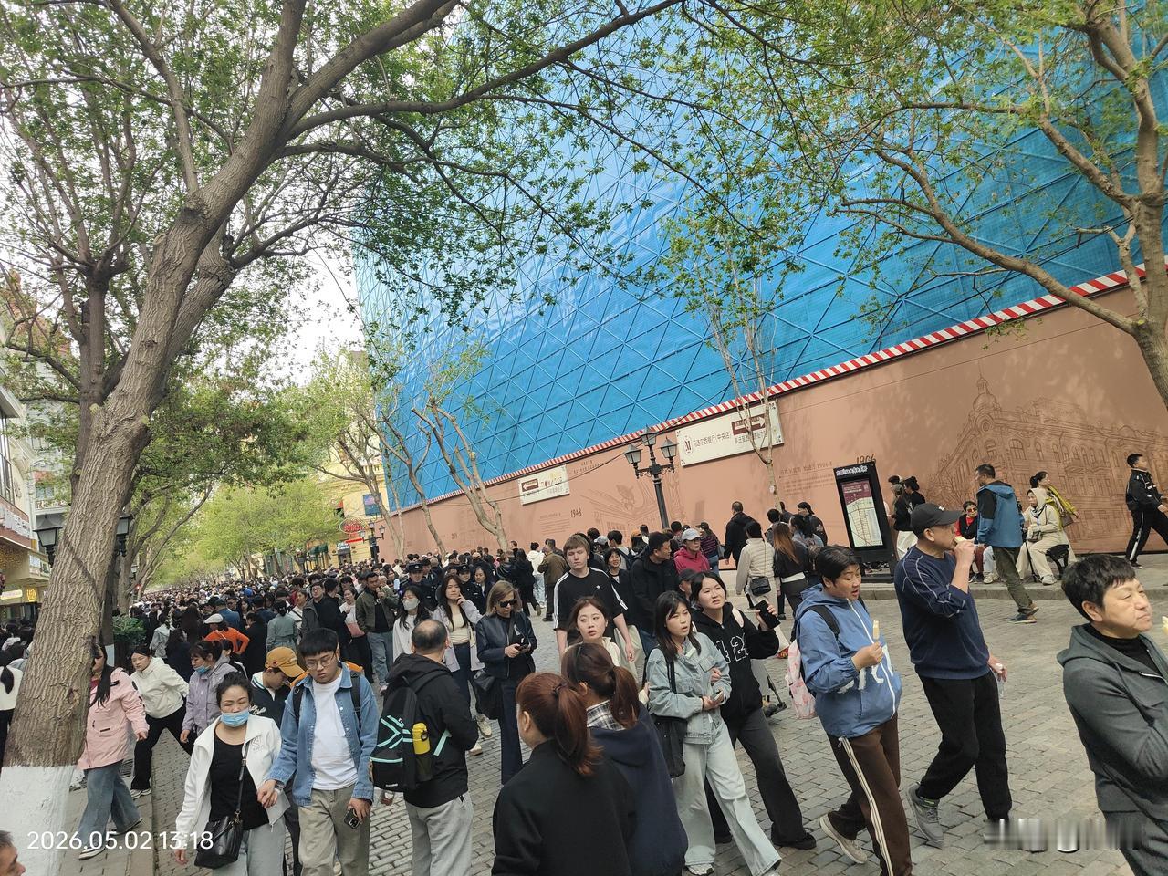 五一劳动节哈尔滨中央大街人从众，我的标配鲜酿格瓦斯+华梅西餐厅槽子面包