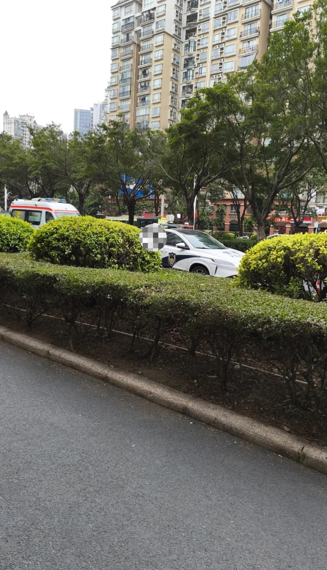 车陂路口这怎么了
三辆红色车，一辆帽子车，一辆救人的车
着火了吗？
广州 广州车