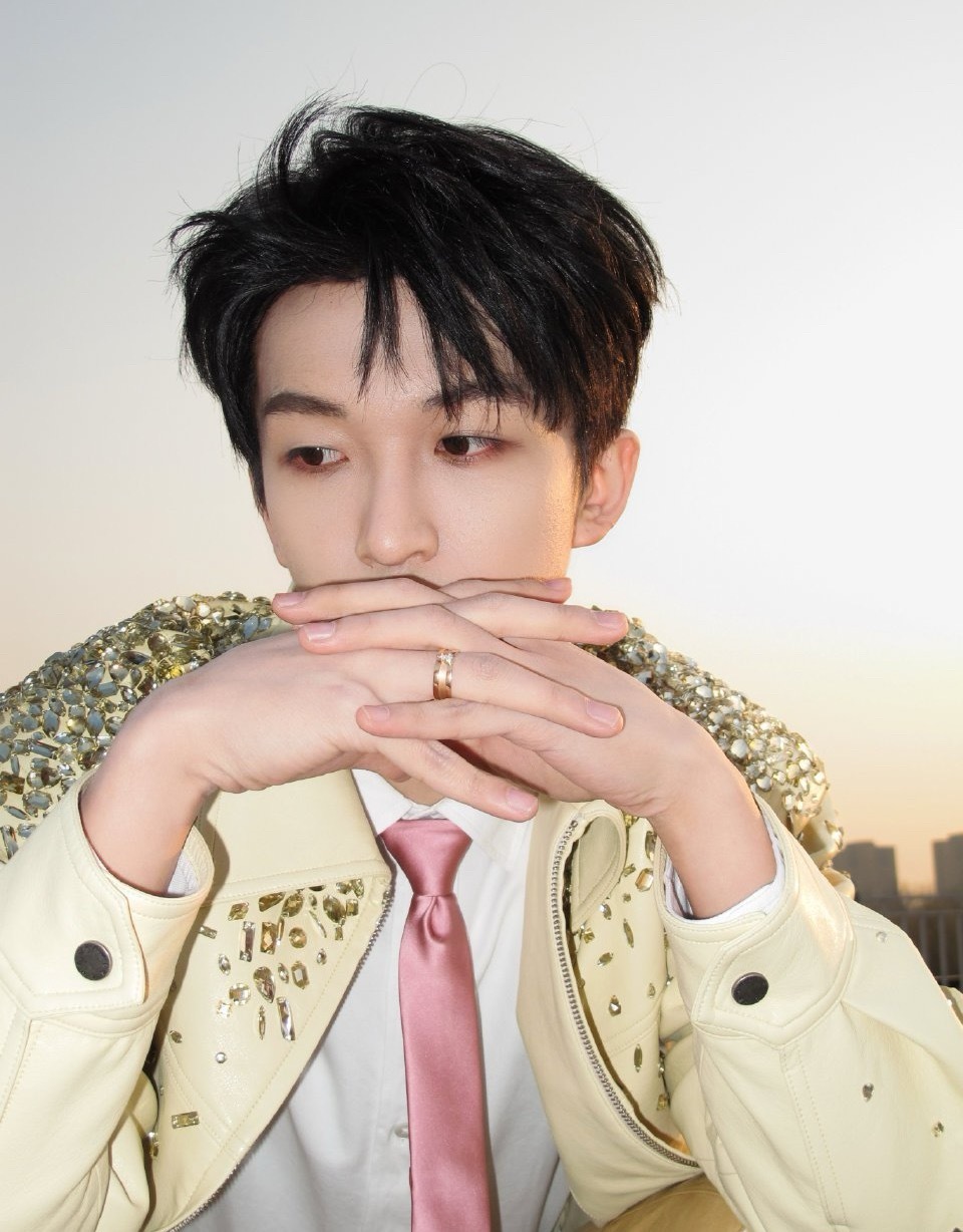 黄子弘凡春晚e人人怎么能这么e啊！黄子弘凡春晚后台好多合影，在台上也是游刃有余好