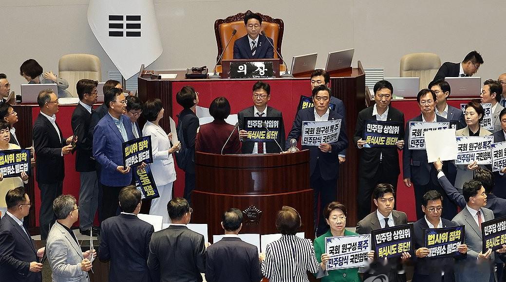 彻底谈崩！韩国执政党共同民主党独揽11大国会委员会主任，在野党全员缺席怒提集体辞